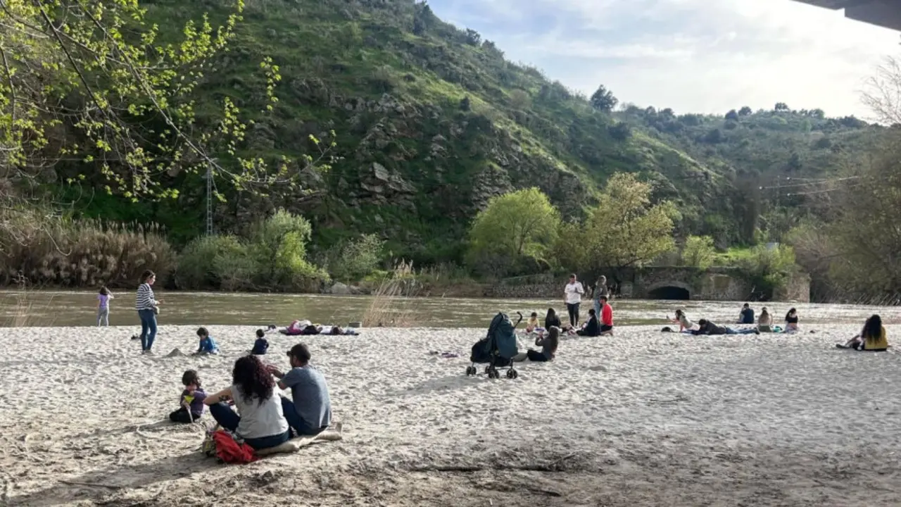 La inusual imagen tras la crecida del río Tajo: se crea una "playa de arena fina" en Toledo