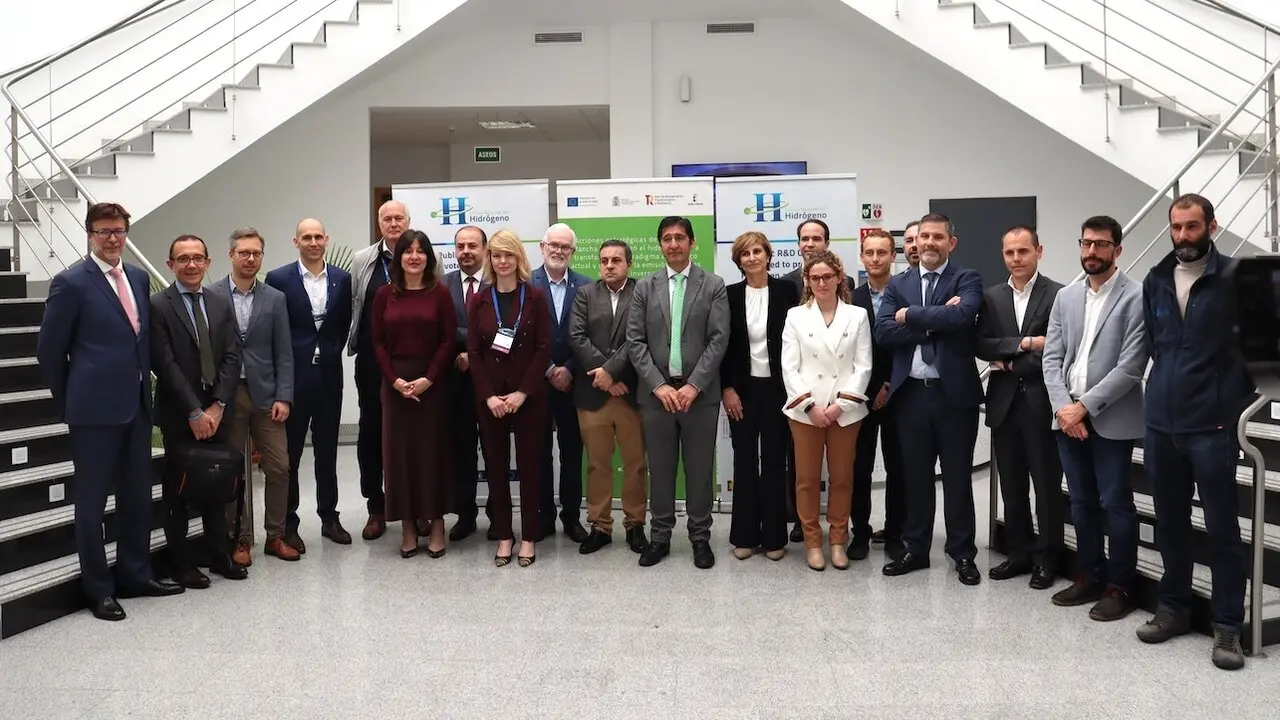 El vicepresidente segundo del Gobierno de Castilla-La Mancha, José Manuel Caballero, ha visitado el Centro Nacional del Hidrógeno junto a una delegación de empresas participantes en el ‘TechTour: Cumbre Europea de Inversión en Generación y Almacenamiento de Hidrógeno a Escala Giga 2025’