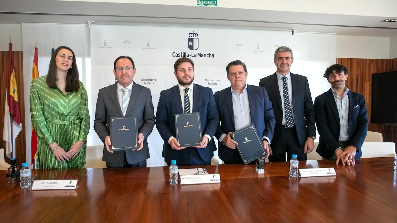 El consejero de Fomento, Nacho Hernando, ha firmado un nuevo convenio de colaboración para el ASTRA Argés-Cobisa en la Consejería de Fomento