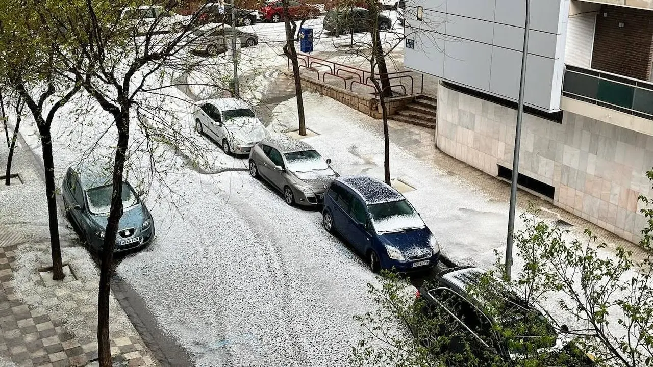 Una granizada cubre de blanco en unos minutos Albacete capital y parte de la provincia