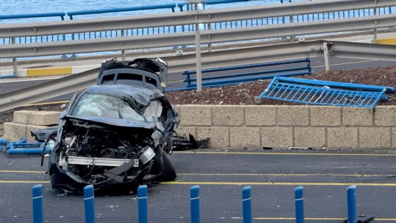 accidente de tráfico, choque, colisión, salirse de la vía y volcar,