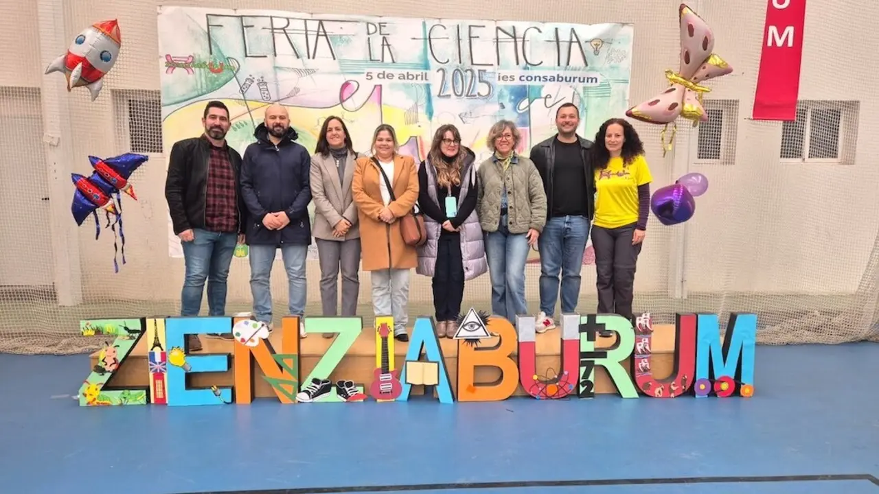 La directora de la Agencia de Investigación e Innovación, Charo Serrano, durante su asistencia a la VII Feria de Ciencia ´Zienziaburum´ en la IES ´Consaburum´ de Consuegra (Toledo)