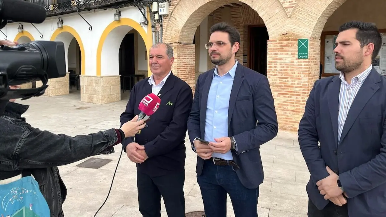 El portavoz adjunto del PP en las Cortes de Castilla-La Mancha, Santiago Serrano, atendiendo a los medios este sábado en Carrión de Calatrava (Ciudad Real)