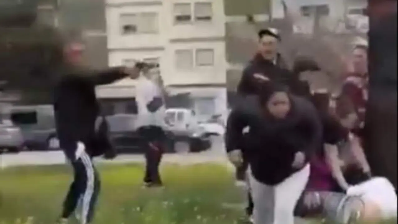 VIDEO. Una batalla campal en plena calle acaba con un tiroteo y al menos dos heridos