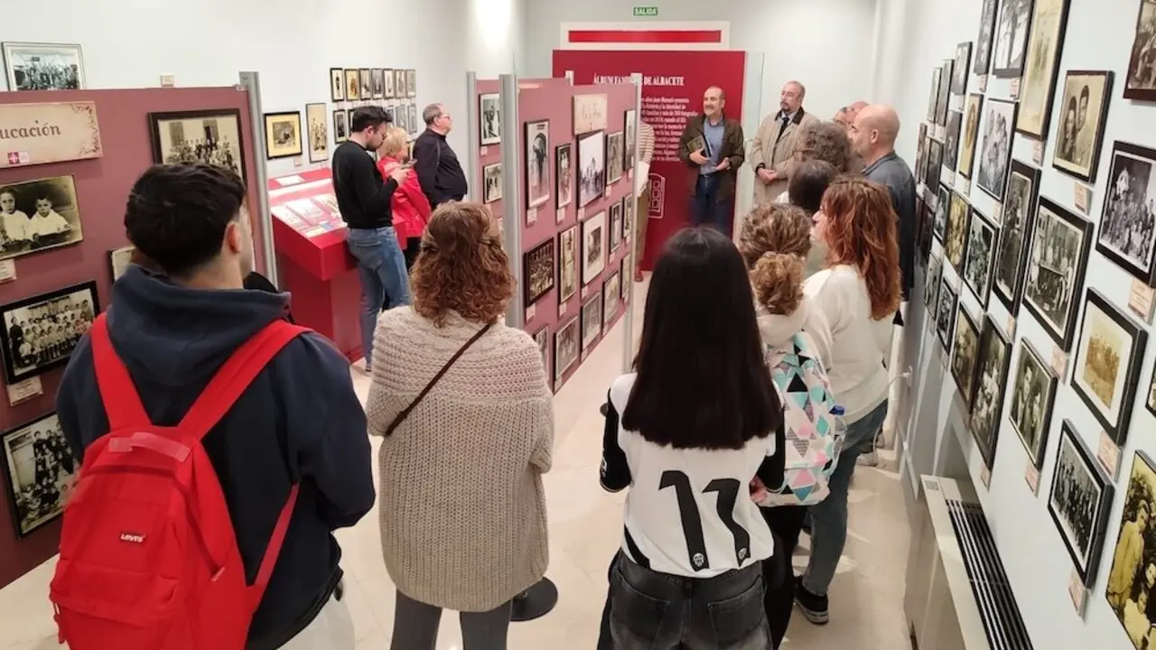 Una muestra de 300 fotografías invita a viajar por más de un siglo de historia de Albacete