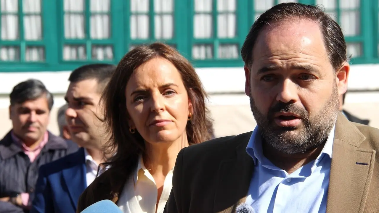 El presidente del PP de Castilla-La Mancha, Paco Núñez, y la vicesecretaria de Organización Territorial del PP, Carmen Fúnez, atendiendo a los medios este domingo en Almagro (Ciudad Real)