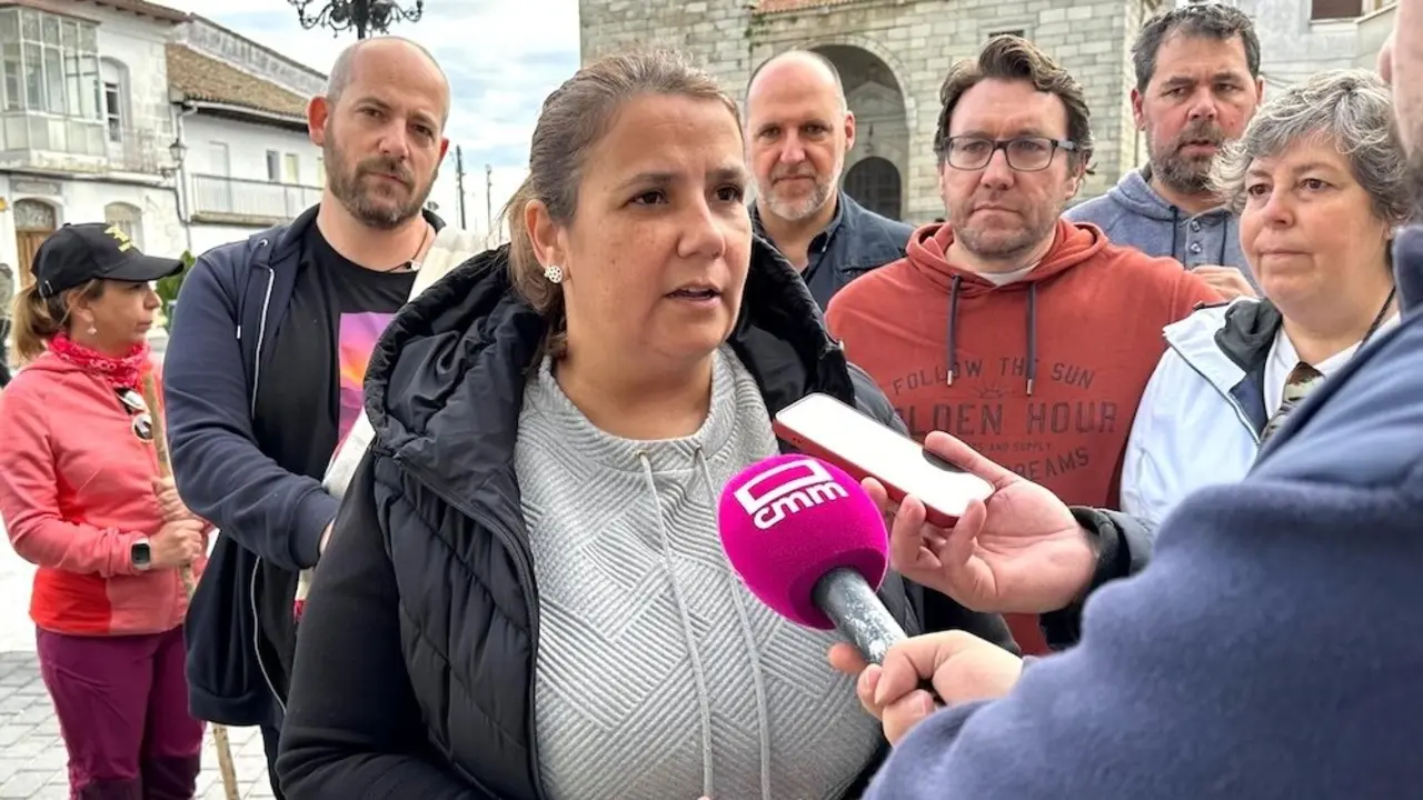 La presidenta de la Ejecutiva provincial del PSOE de Toledo, Tita García Élez, atendiendo a los medios de comunicación este domingo en Navamorcuende (Toledo)
