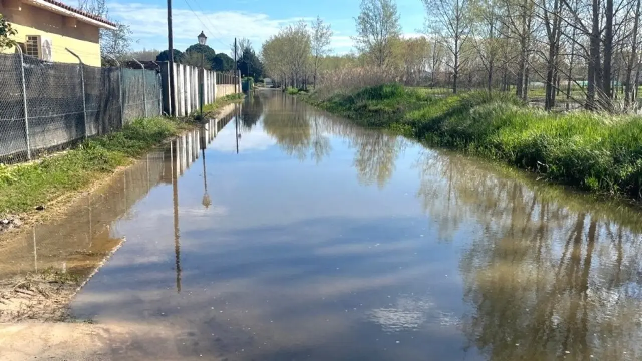Nueva crecida del río Alberche a su paso por Escalona que ha obligado a cortar vías - Fotografía: CMM