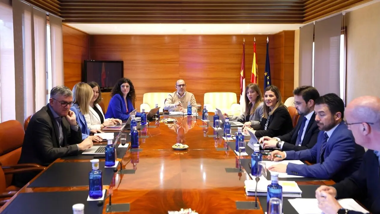 En la imagen un instante de la reunión este lunes de la Junta de Portavoces y Mesa de las Cortes de Castilla-La Mancha