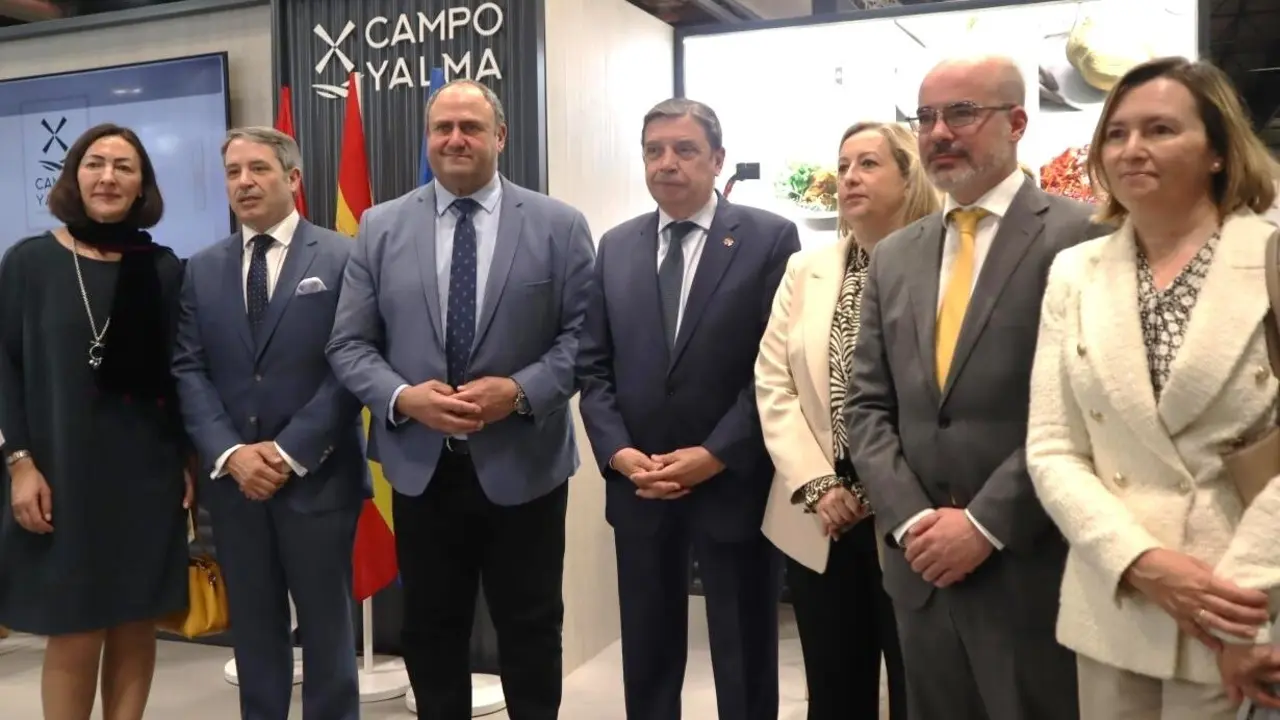 El ministro de Agricultura, Pesca y Alimentación, Luis Planas, este lunes en el stand de Castilla-La Mancha en el Salón Gourmets