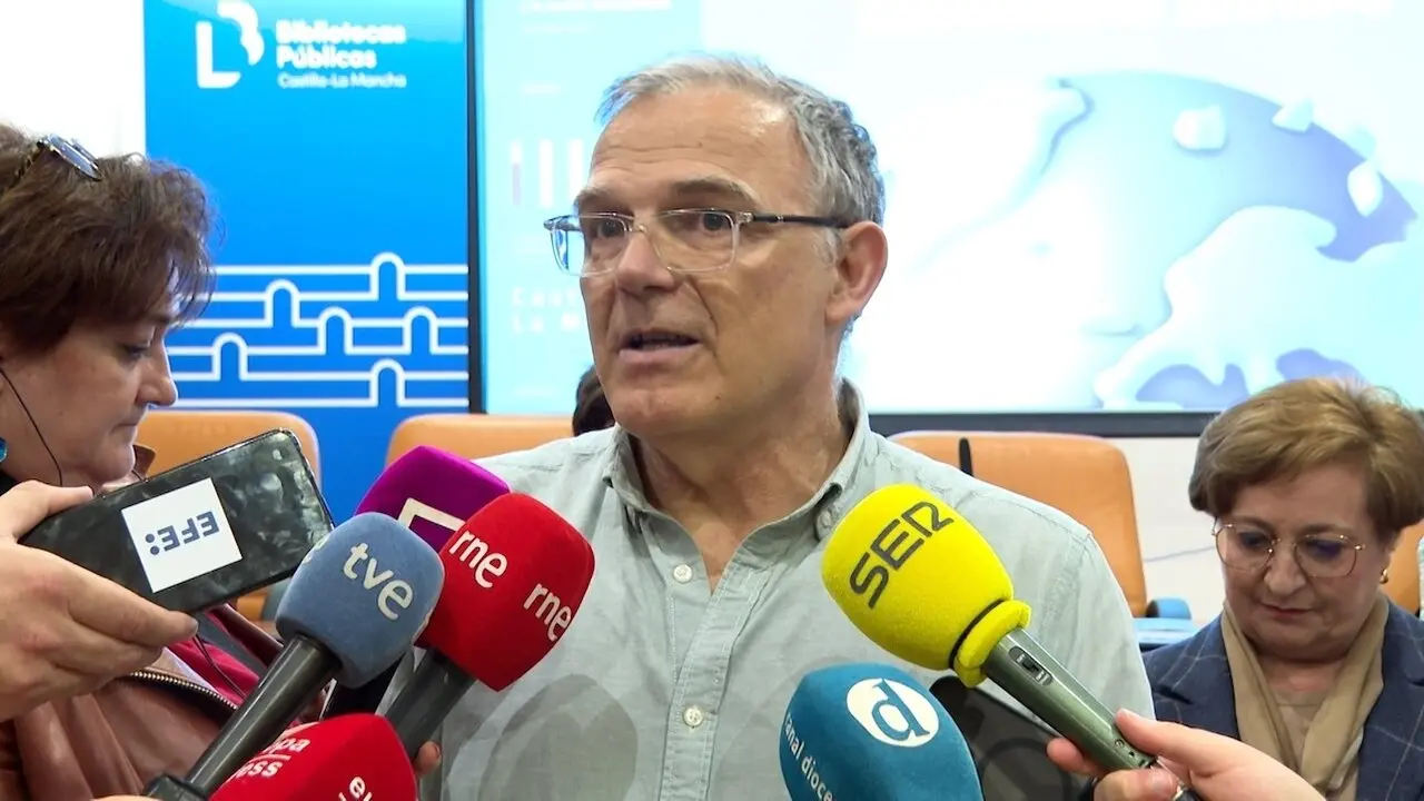 El responsable de Estudios e Investigación de Medicus Mundi, Carlos Mediano, atendiendo a los medios este lunes en Toledo
