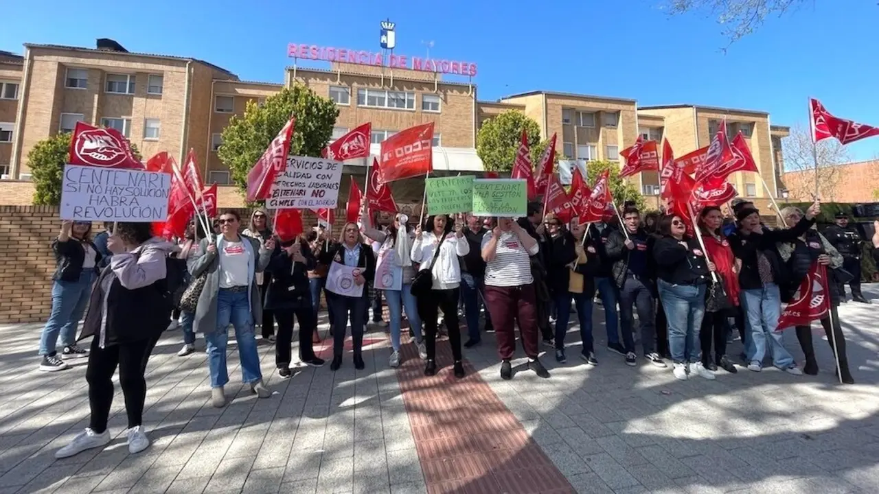 Trabajadoras de Centanari Salud protestan ante el retraso en el pago de nóminas en la residencia del Paseo de la Cuba de Albacete durante la concentración este lunes