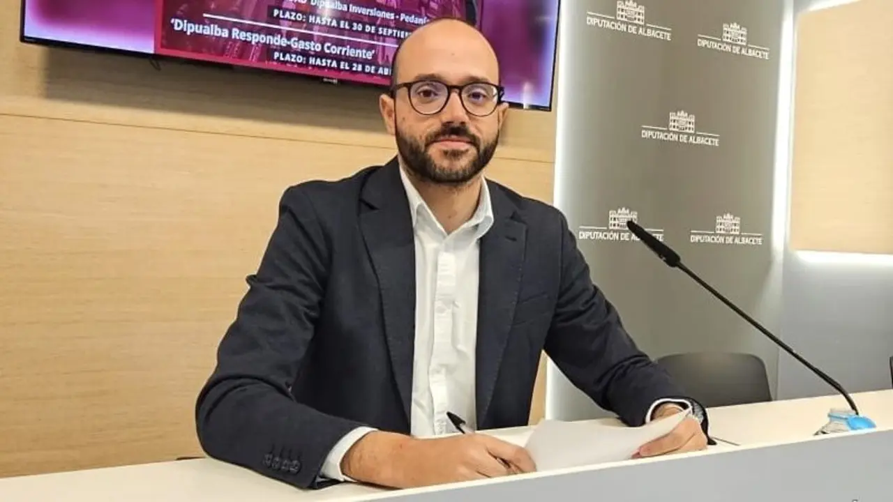 El vicepresidente provincial y responsable de Obras en la Diputación de Albacete, Fran Valera, durante la rueda de prensa que ha ofrecido