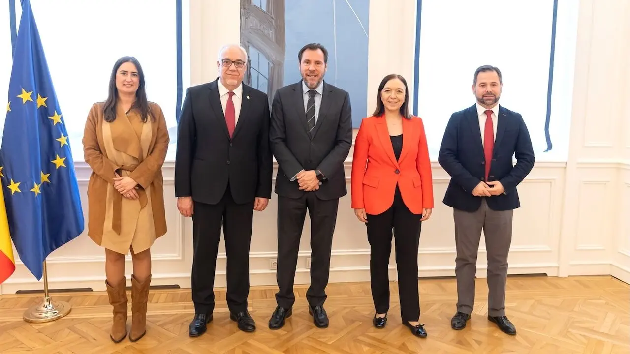 El ministro Óscar Puente se ha reunido con diputados, senadores y alcaldes de Castilla-La Mancha a los que ha garantizado que el baipás de Montoro no afectará en ningún caso al desarrollo de la línea entre Madrid y Alcázar de San Juan