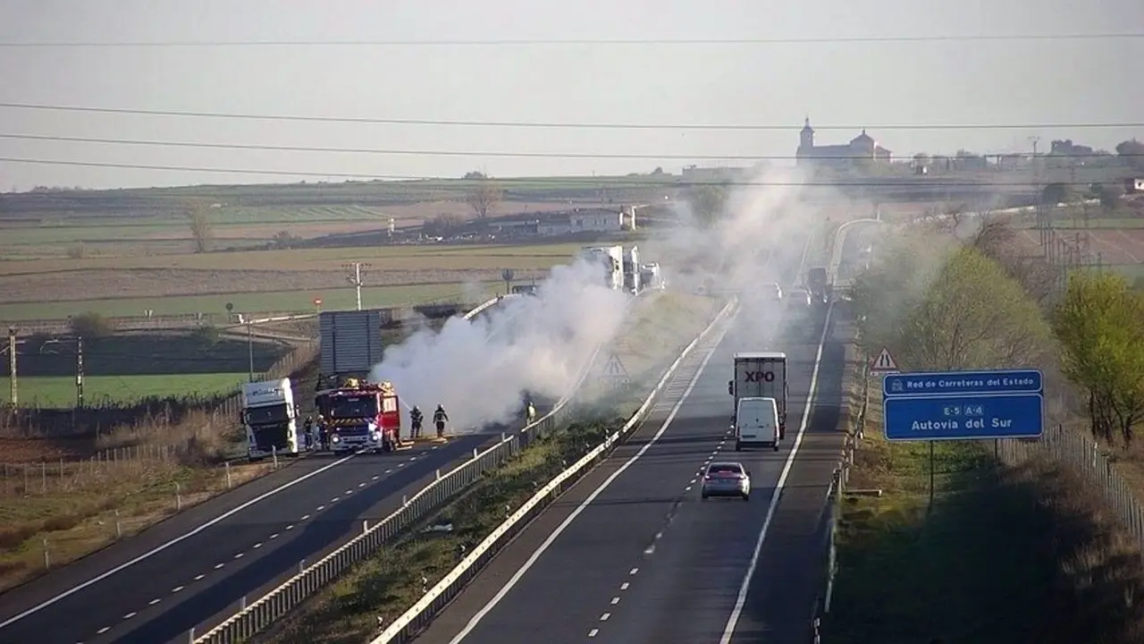 Abierto un carril de la A-4 en Tembleque (Toledo) tras cortarse la vía por el incendio de un camión