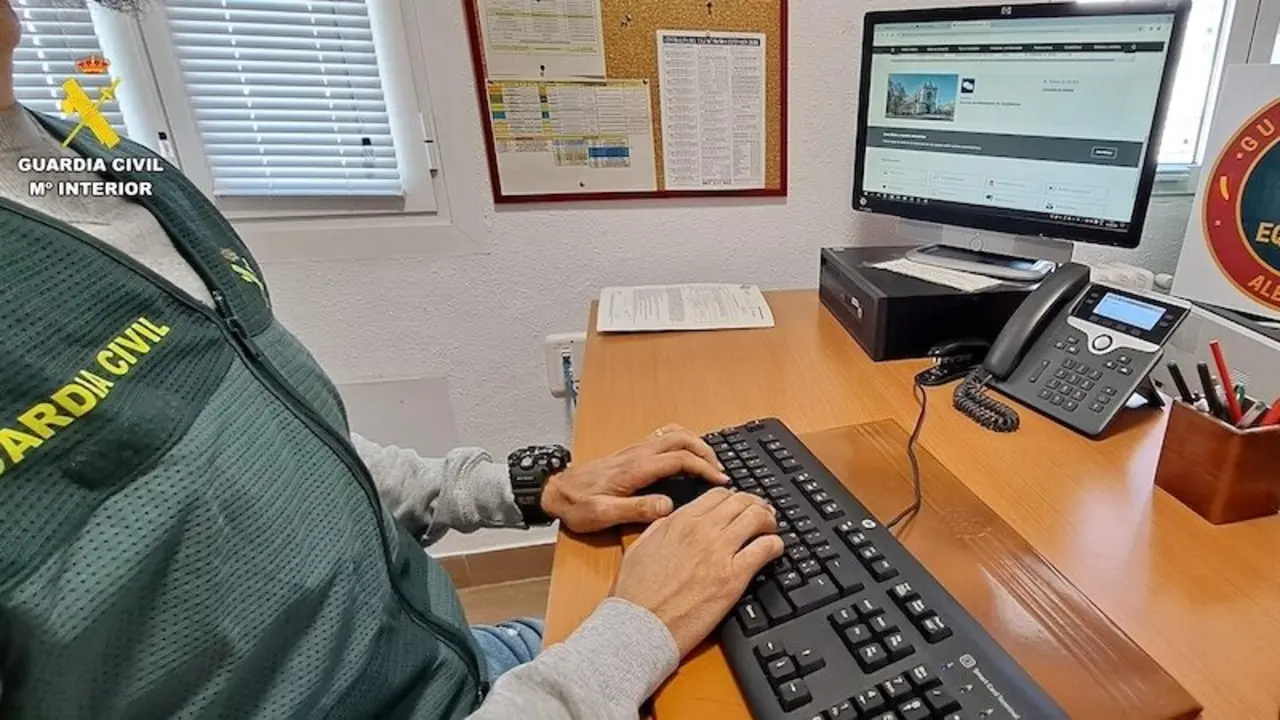 Detenido un joven de 23 años por estafar miles de euros haciéndose pasar por empresas