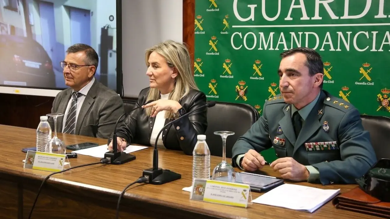 La delegada del Gobierno en la región, Milagros Tolón, acompañada del subdelegado del Gobierno en la provincia, Carlos Ángel Devia, y del jefe de la Comandancia de la Guardia Civil de Toledo, el coronel José María Gil Armario