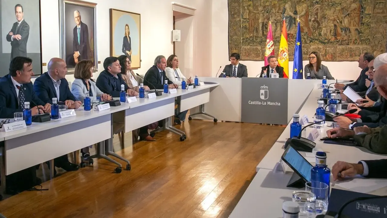 El presidente de Castilla-La Mancha, Emiliano García-Page, se reúne, en la sede de la Presidencia regional, con representantes de los sectores afectados por la subida de aranceles anunciada por Estados Unidos
