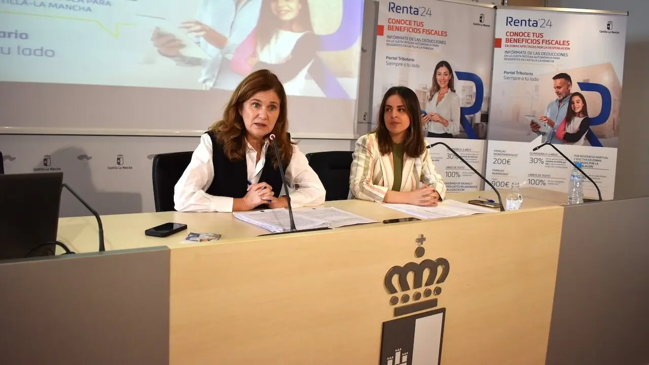 La directora general de Tributos y Ordenación del Juego del Gobierno de Castilla-La Mancha, Susana Pastor, durante la rueda de prensa que ha ofrecido en la delegación de la Junta en Toledo