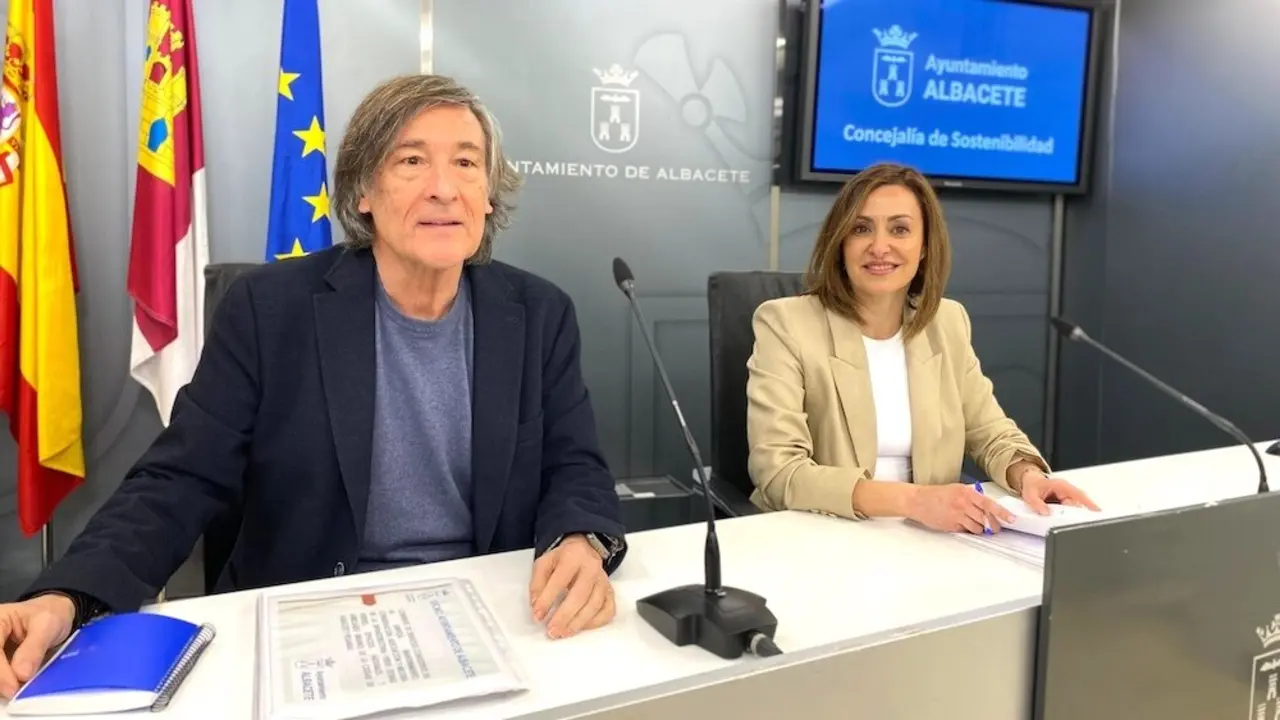 La concejala de Sostenibilidad y Medio Ambiente del Ayuntamiento de Albacete, Rosa González de la Aleja, junto al jefe del servicio municipal de Salud Ambiental, Juan Carlos Sánchez Téba