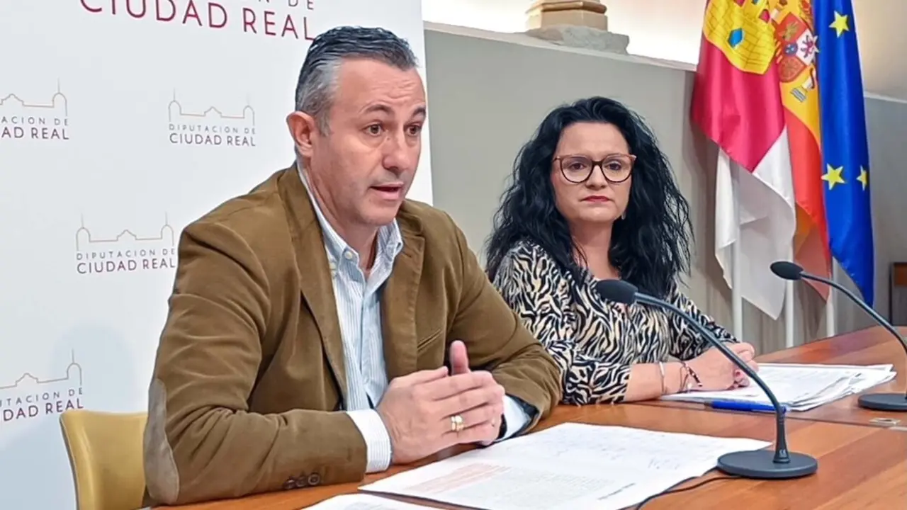 La portavoz del equipo de Gobierno de la Diputación de Ciudad Real, Rocío Zarco, y el vicepresidente cuarto, Adrián Fernández, en rueda de prensa