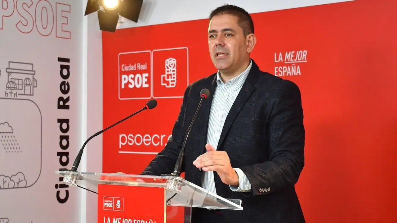 El portavoz del Grupo Socialista en la Diputación de Ciudad Real, José Manuel Bolaños, en rueda de prensa