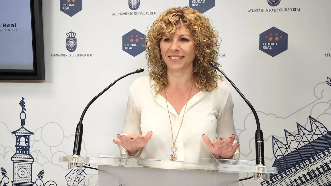 La concejal de Promoción Económica del Ayuntamiento de Ciudad Real, Yolanda Torres, durante la rueda de prensa que ha ofrecido