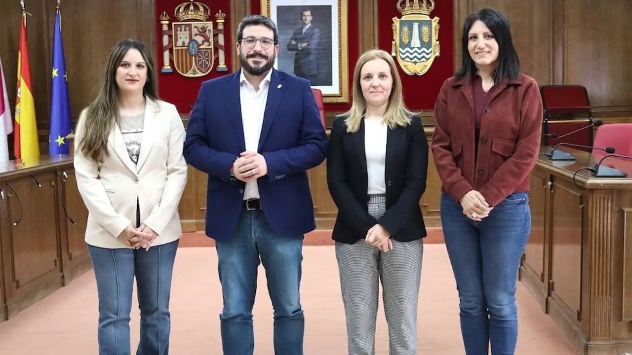El alcalde de Azuqueca de Henares (Guadalajara, Miguel Óscar Aparicio, reordena el gobierno local tras la salida de los dos ediles de IU