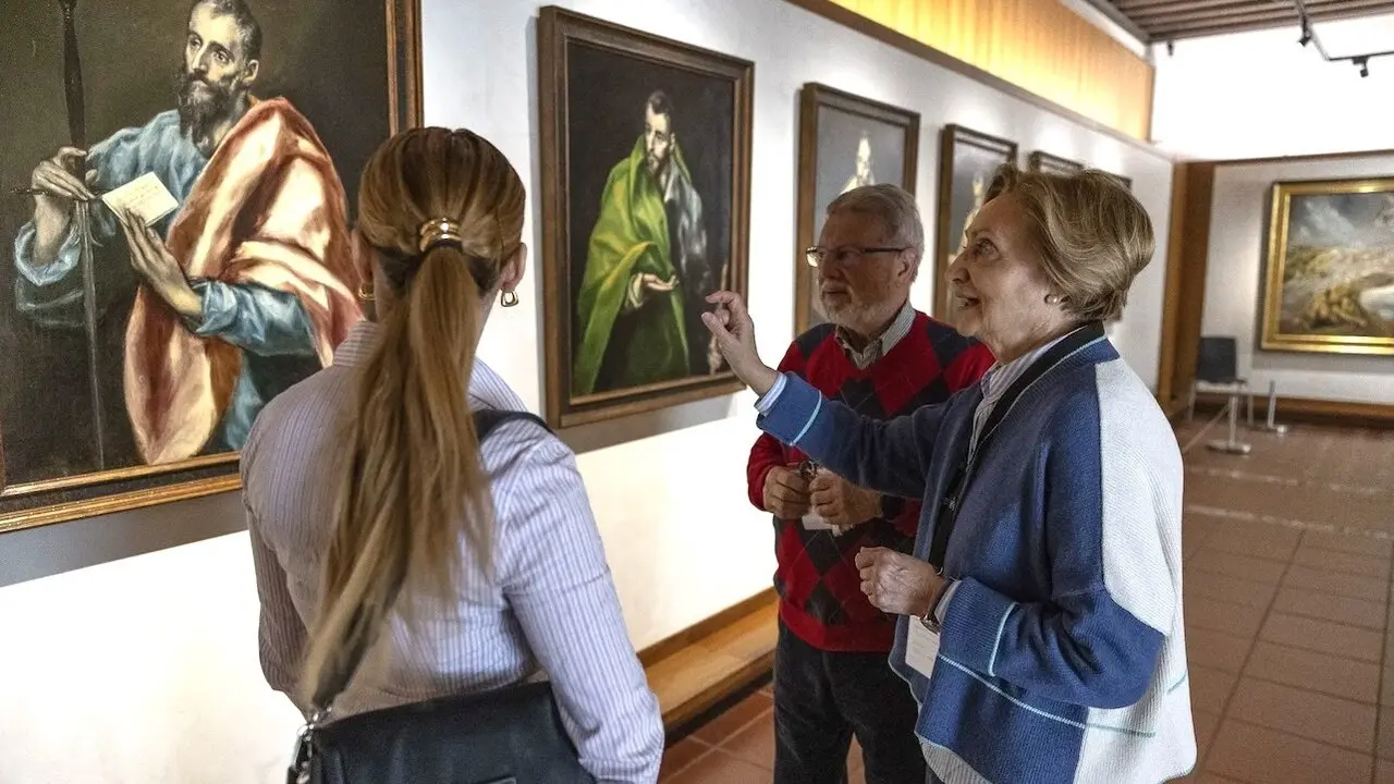Dos de los doce voluntarios jubilados que comparten su tiempo y conocimientos en el Museo del Greco para difundir la obra del pintor - EFE/Ismael Herrero