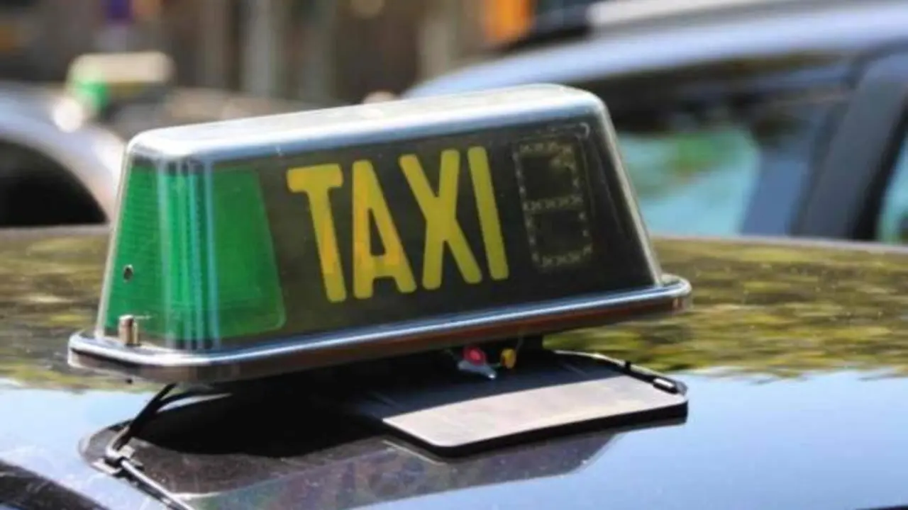Se duerme en un taxi y cuando la policía lo despierta hay sorpresa: iba cargado de droga