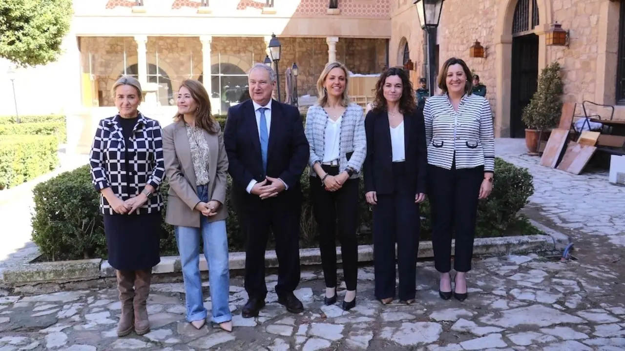 El ministro de Industria y Turismo, Jordi Hereu, durante la visita que ha realizado a las obras de remodelación del Parador de Sigüenza (Guadalajara)