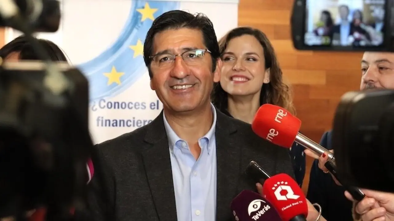 El vicepresidente segundo del Gobierno de Castilla-La Mancha, José Manuel Caballero, atendiendo a los medios de comunicación este miércoles en Ciudad Real