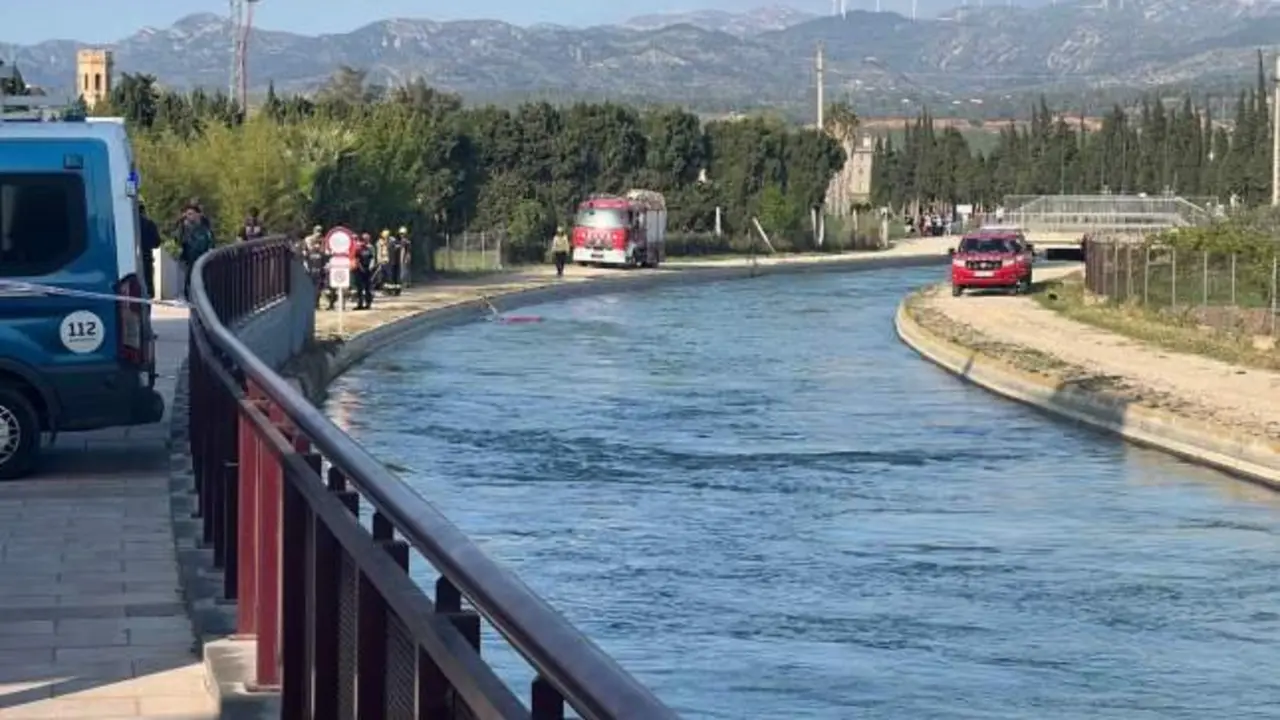 Muere una menor y dos heridos tras salirse de la vía un coche y caer a un canal