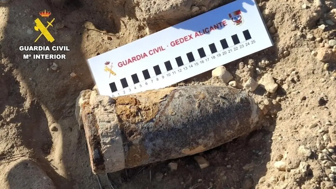 La Guardia Civil neutraliza un proyectil hallado en un terreno rural de Almansa (Albacete)