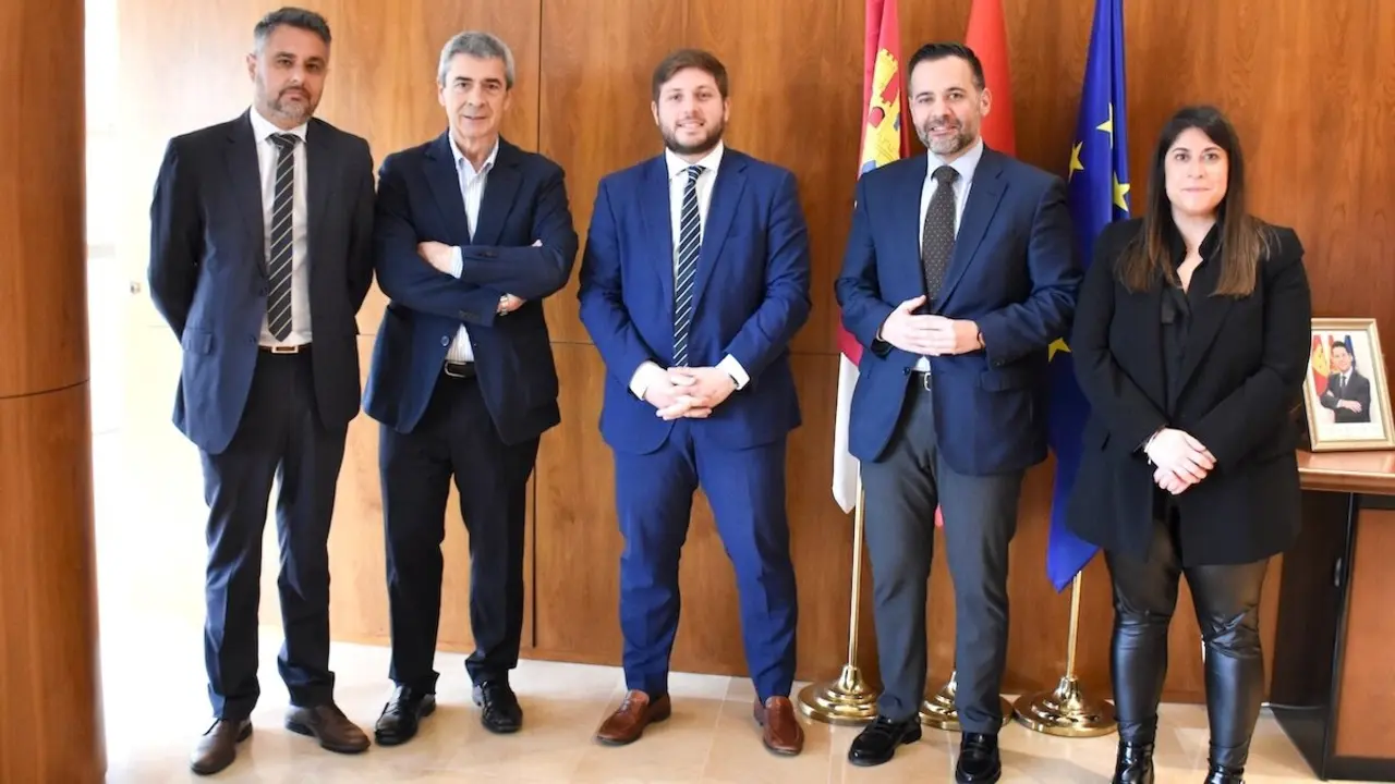 La Federación Regional de Empresas Constructoras de Castilla-La Mancha (Fereco), integrada en Cecam, ha mantenido un encuentro de trabajo con el consejero de Fomento, Nacho Hernando, y la nueva directora general de Vivienda del Gobierno regional, Salu García