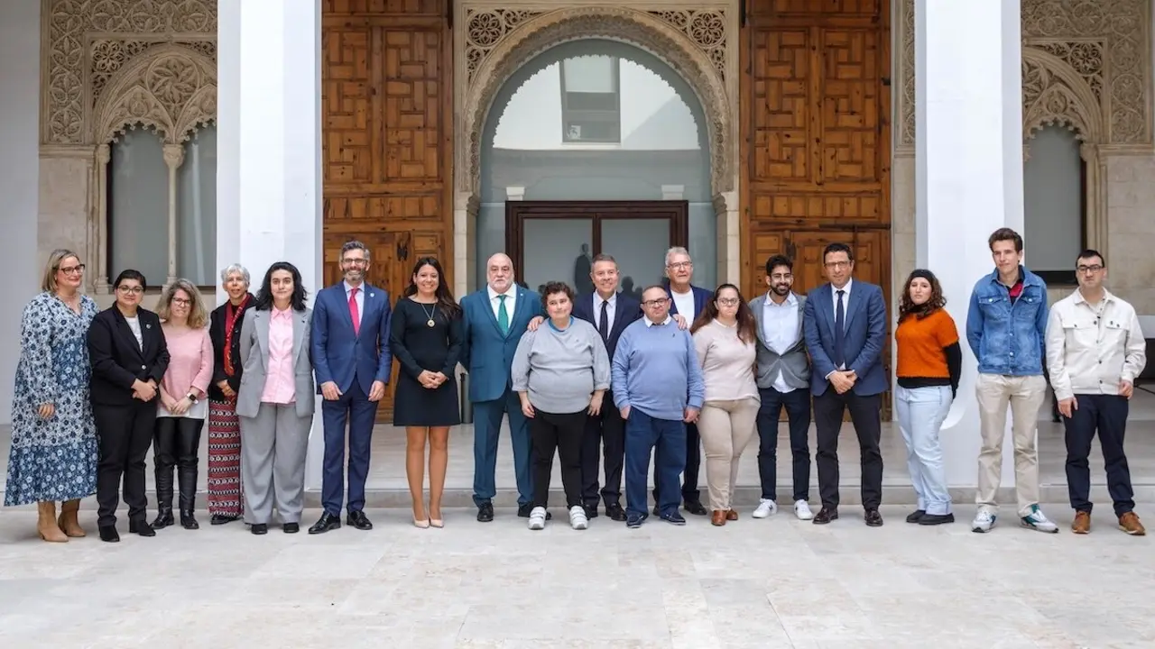 El presidente autonómico, Emiliano García-Page, se reúne, en Toledo, con la Plataforma Regional de Representantes de Personas con Discapacidad Intelectual y del Desarrollo de Castilla-La Mancha