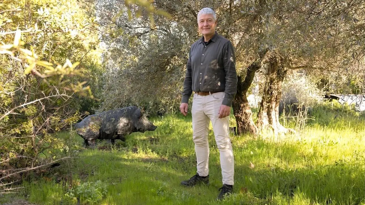 Christian Gortázar, catedrático del Área de Sanidad Animal de la Universidad de Castilla-La Mancha (UCLM) y profesor titular en el Instituto de Investigación en Recursos Cinegéticos (IREC) posa durante la entrevista - EFE/Jesús Monroy