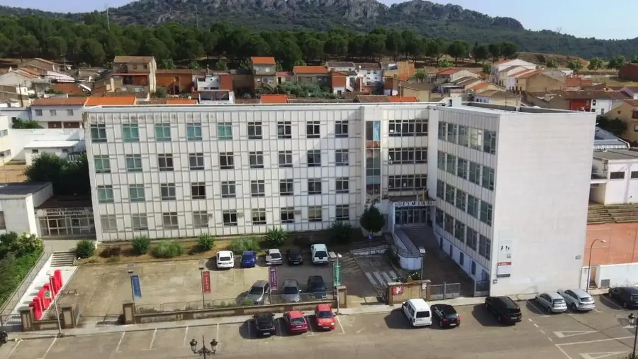 En la imagen de archivo la Escuela de Minas de la UCLM en Almadén (Ciudad Real) donde está previsto que se celebre la jornada sobre la minería de tierras raras