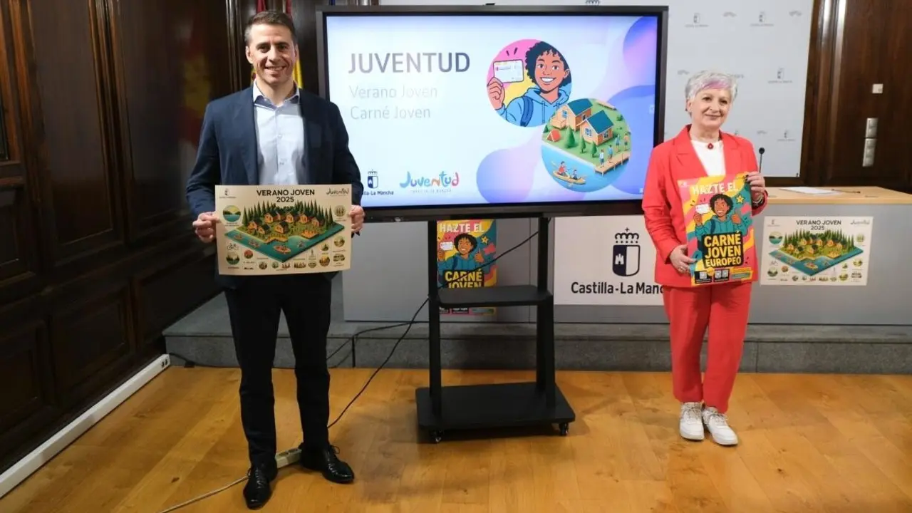 El director general de Juventud y Deportes, Carlos Yuste, ha presentado junto a la delegada de la Junta en Guadalajara, Rosa María García, el programa 'Verano Joven 2025'