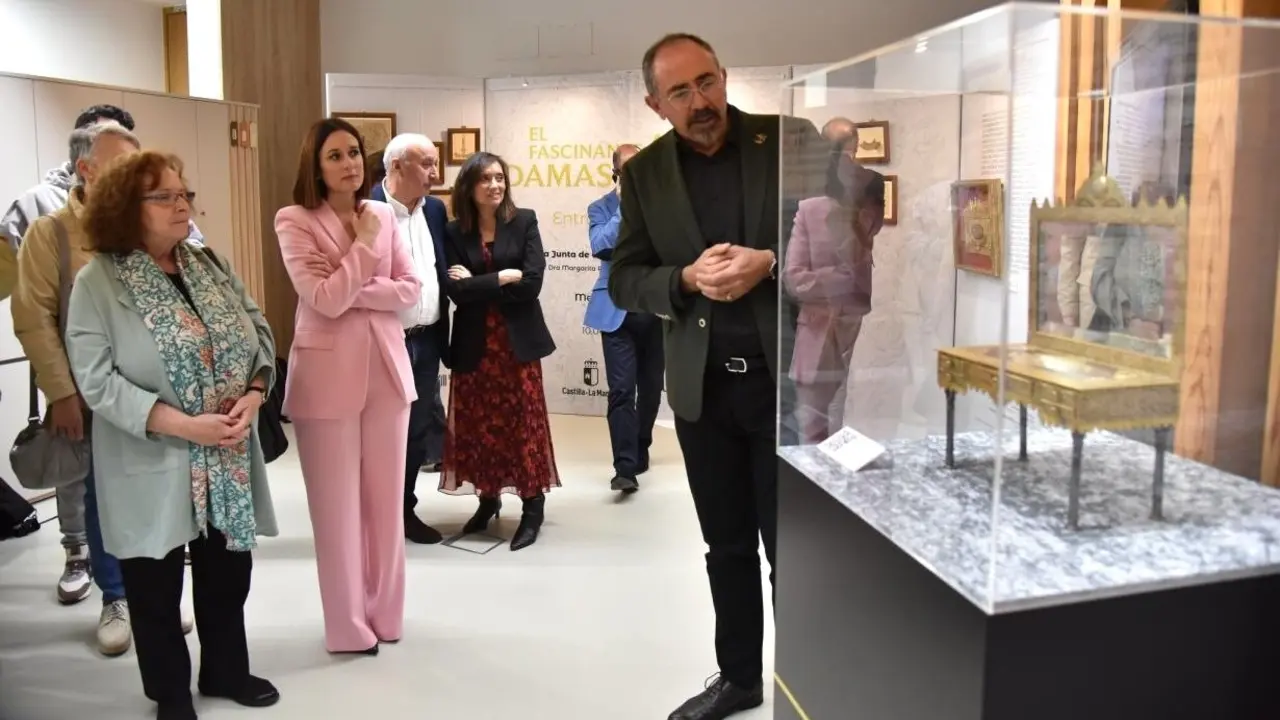 La directora general de Turismo, Comercio y Artesanía, Ana Isabel Fernández, ha inaugurado la primera exposición que se realiza en la Mezquita de Tornerías de Toledo, sobre la historia del damasquinado