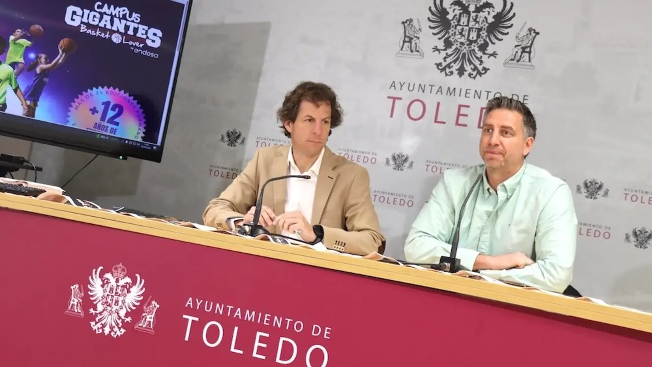 El concejal del Río Tajo, Medioambiente y Deportes, Rubén Lozano, junto a Sergio Sánchez, exjugador ACB, han presentado la nueva edición del Campus Gigantes