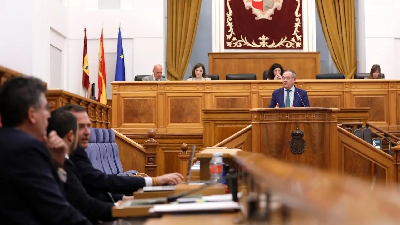 El consejero de Hacienda, Administraciones Públicas y Transformación Digital, Juan Alfonso Ruiz Molina, durante su intervención en el Pleno de las Cortes de Castilla-La Mancha