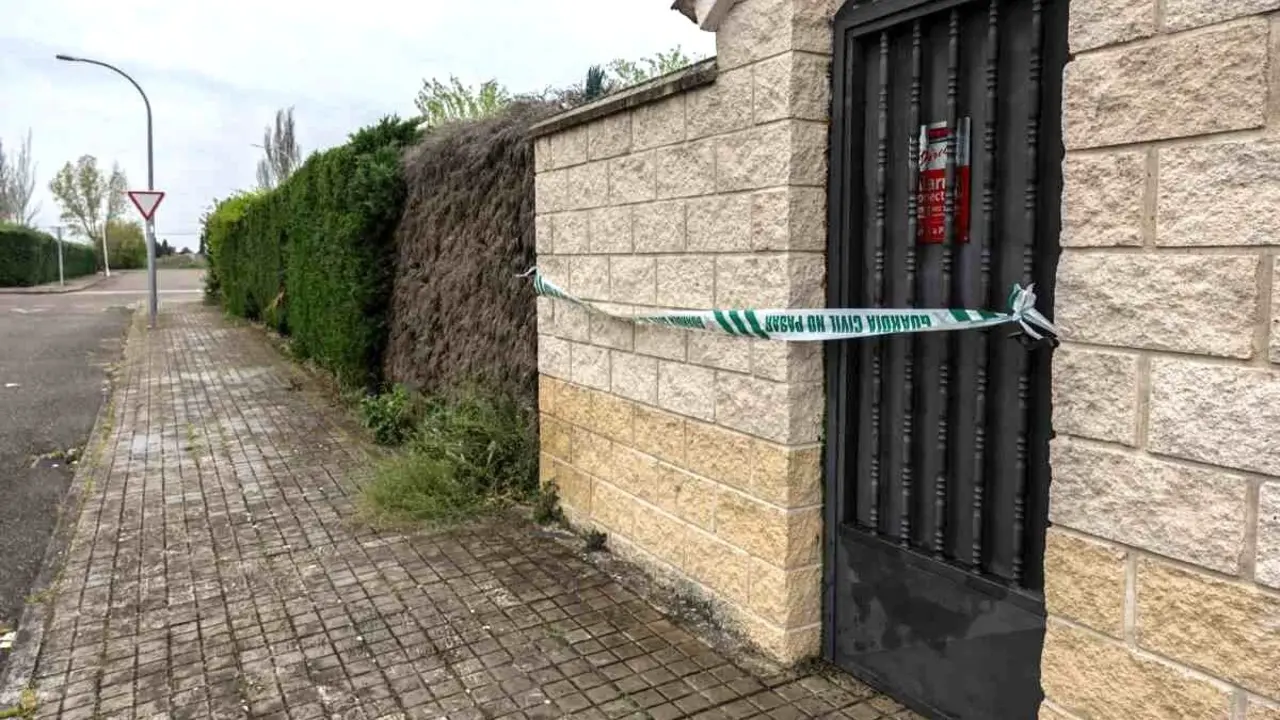 Detenido por matar a su hijo de 37 años a tiros con una escopeta en Escalona (Toledo). En la imagen el domicilio donde ha ocurrido el crimen - EFE/Ángeles Visdómine