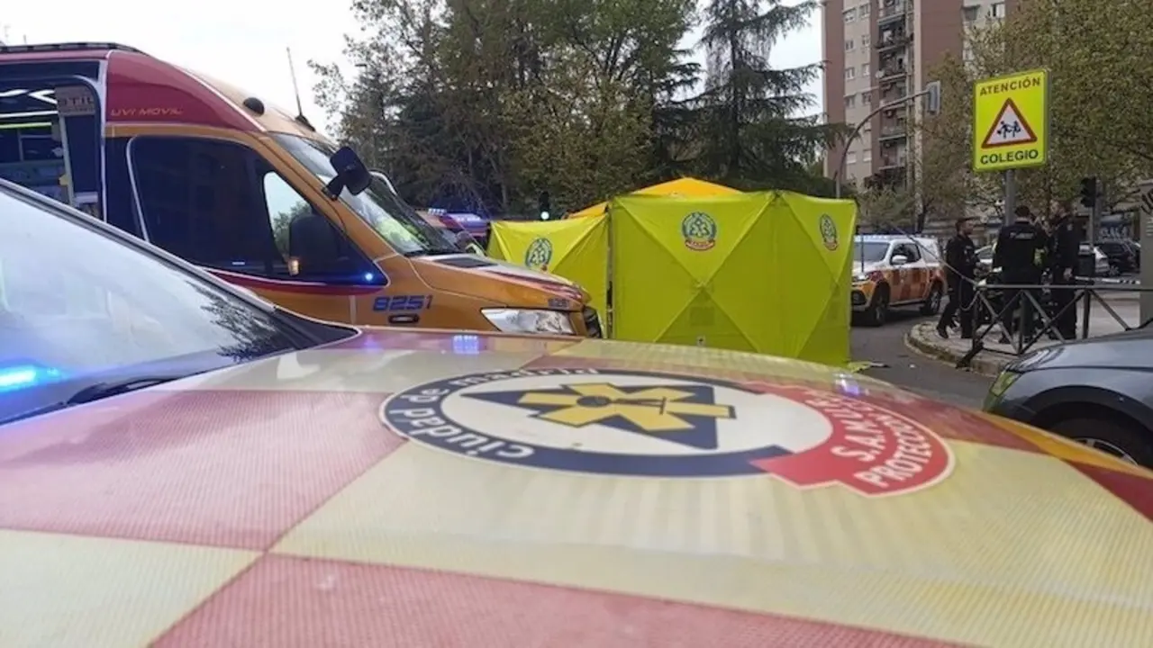 Muere un motorista al estamparse contra un coche que esperaba en un semáforo