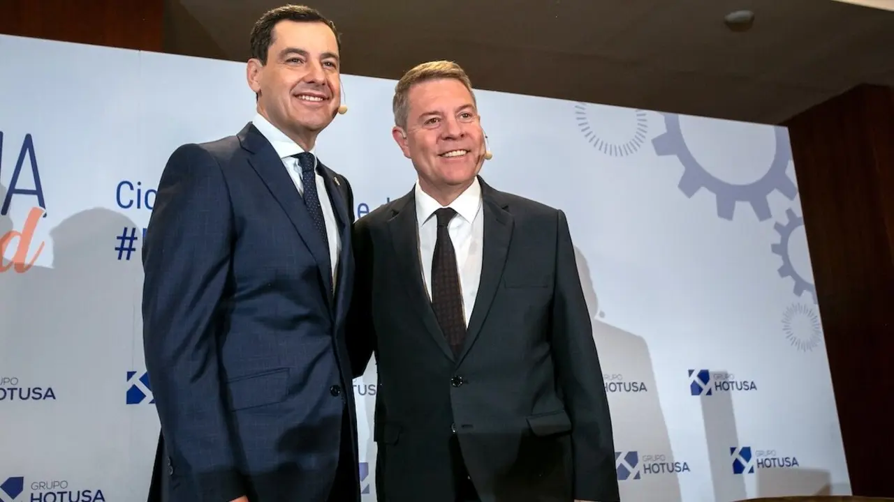 El presidente de Castilla-La Mancha, Emiliano García-Page, ha asistido junto a su homólogo andaluz, Juanma Moreno, al Ciclo de Desayunos de debate ‘La industria de la felicidad’ organizado por el grupo Hotusa en Madrid