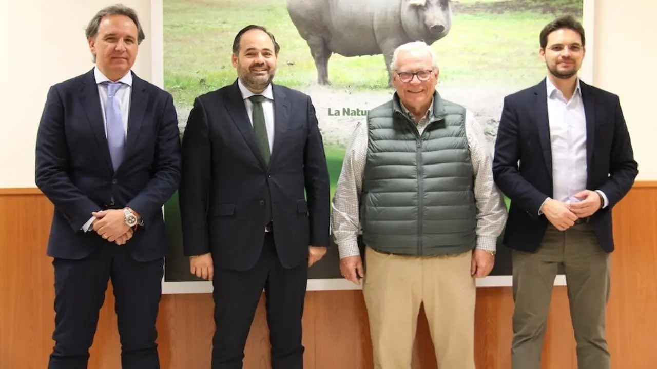 El presidente del PP de Castilla-La Mancha, Paco Núñez, durante la visita que ha realizado a la empresa DeRaza Ibéricos en Talavera de la Reina (Toledo)