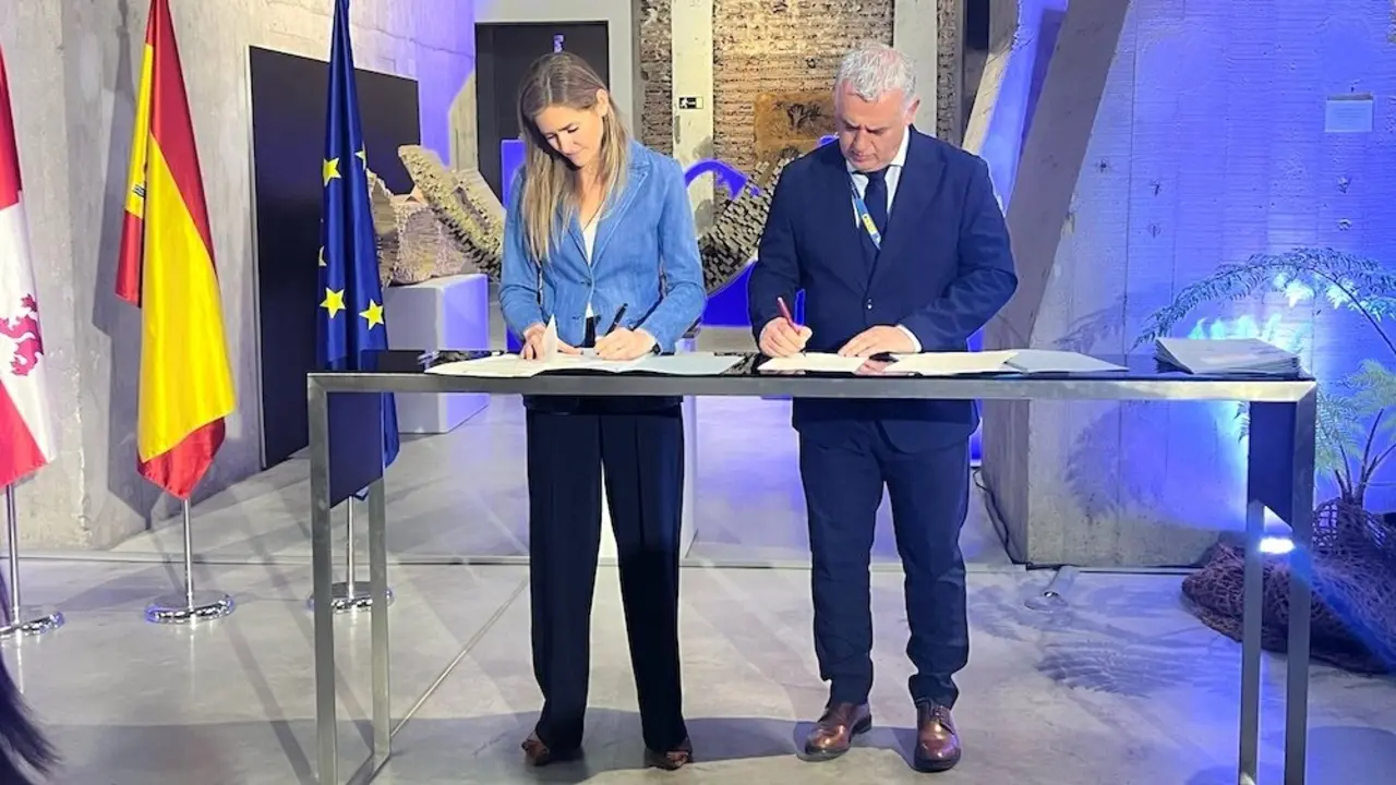 La vicepresidenta y ministra para la Transición Ecológica y el Reto Demográfico, Sara Aagesen, y el presidente de la Diputación de Guadalajara, José Luis Vega, firman el protocolo de colaboración para la creación de un Centro de Innovación Territorial