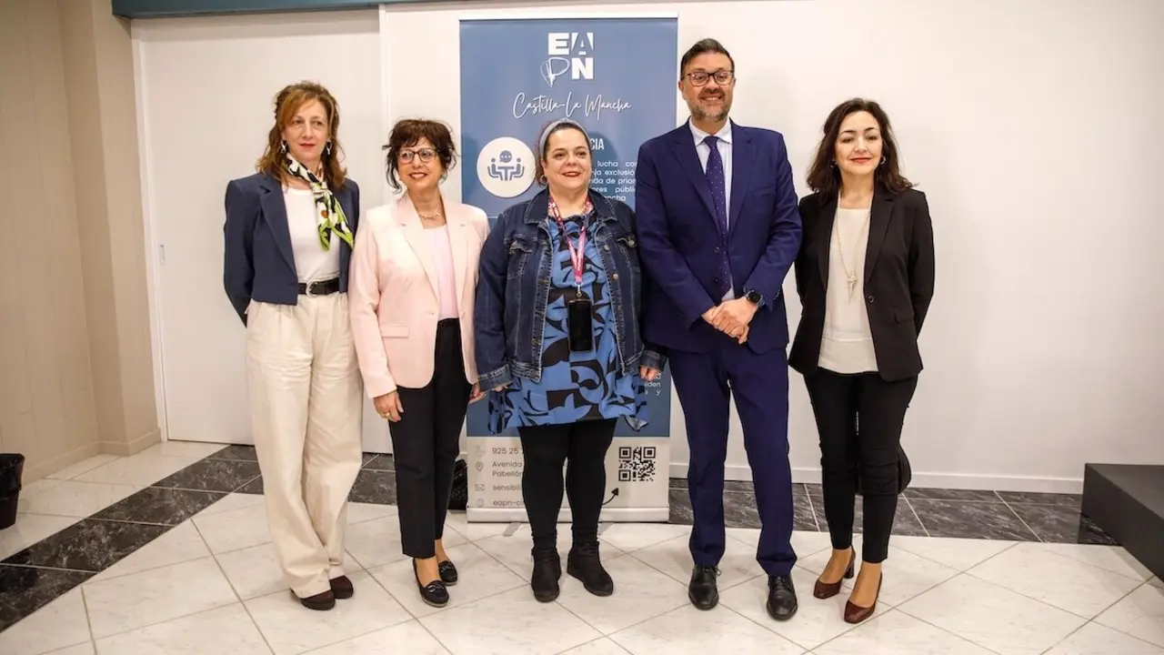 El consejero de Educación, Cultura y Deportes, Amador Pastor, ha mantenido un desayuno informativo con la Red Europea de Lucha contra la Pobreza y Exclusión de Castilla-La Mancha en el Hotel María Cristina de Toledo