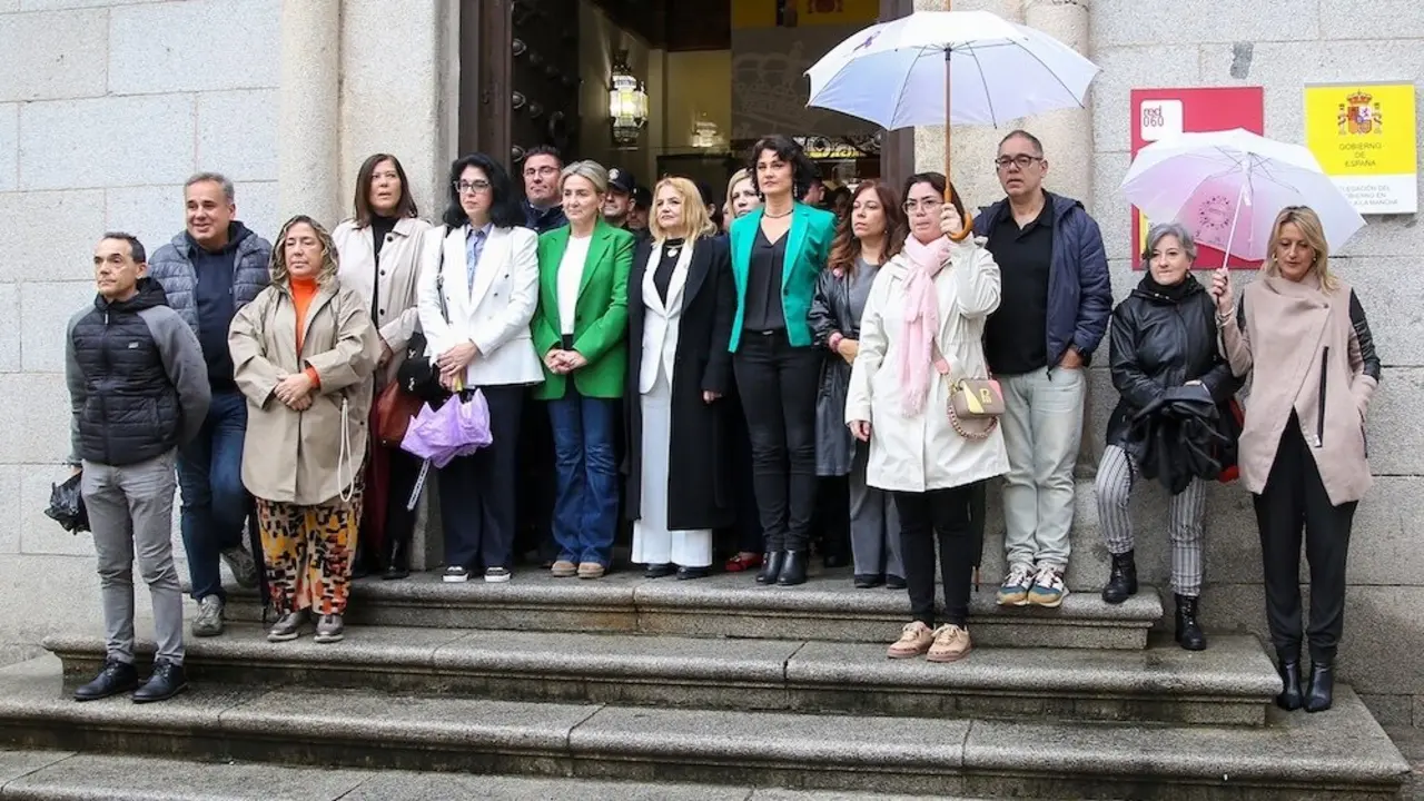 La delegada del Gobierno, Milagros Tolón, y la presidenta del TSJCLM, Pilar Astray, han participado en el minuto de silencio organizado por la Delegación del Gobierno como muestra de repulsa por el asesinato de una mujer de 48 años en Las Palmas