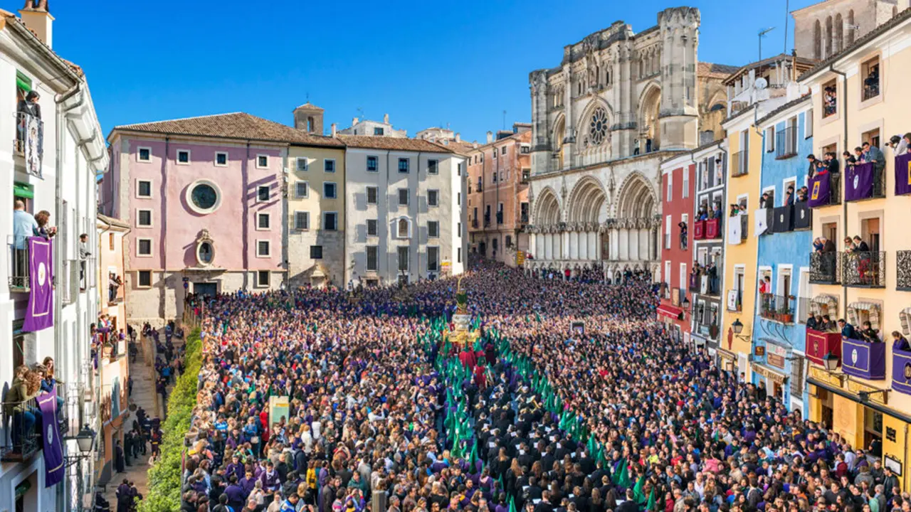 En la imagen la popular procesión Camino del Calvario de la Semana Santa de Cuenca, más conocida como Las Turbas